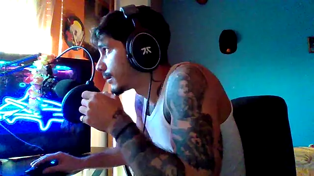 Badboyi1997 online show from October 28, 2025, 3:33 pm