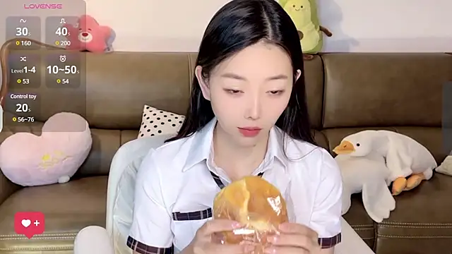 Yilin1999 online show from March 8, 2025, 1:03 pm