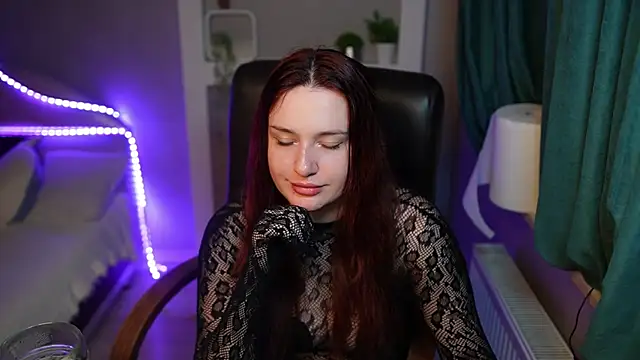 LisaElfy online show from February 4, 2026, 3:07 pm