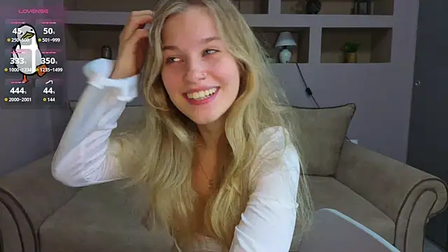 LinaCristonsen online show from November 21, 2025, 4:17 pm