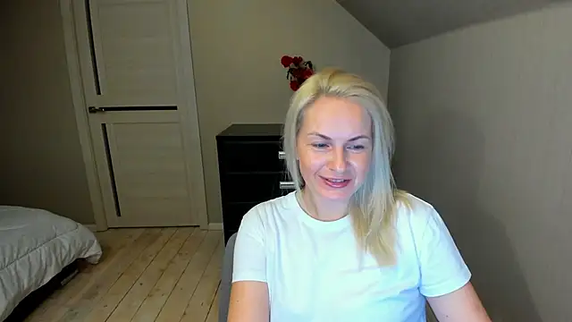 Snapshot of Alicee_Gracee chatting on October 9, 2025, 7:14 pm Alicee Gracee online show from October 9, 2025, 7:14 pm