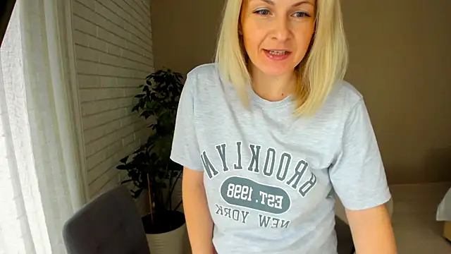Snapshot of Alicee_Gracee chatting on February 3, 2025, 7:51 am Alicee Gracee online show from February 3, 2025, 7:51 am