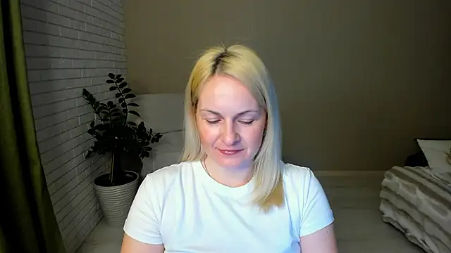 Snapshot of Alicee_Gracee chatting on February 22, 2026, 6:53 pm Alicee Gracee online show from February 22, 2026, 6:53 pm
