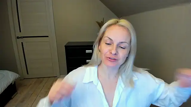 Snapshot of Alicee_Gracee chatting on February 15, 2025, 7:28 pm Alicee Gracee online show from February 15, 2025, 7:28 pm