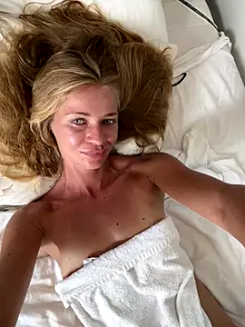 -OliWow- online show from November 11, 2025, 8:42 am