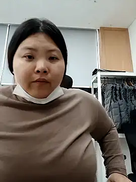 hello098712 online show from September 29, 2025, 3:24 am