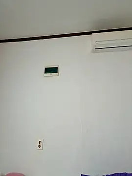 hello098712 online show from November 5, 2025, 9:23 am