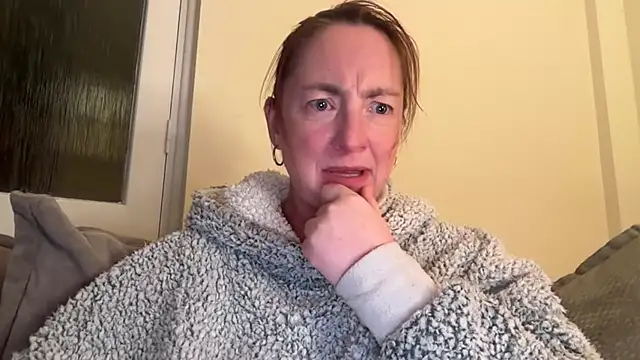 Snapshot of LouiseTswing chatting on February 5, 2025, 8:57 pm LouiseTswing online show from February 5, 2025, 8:57 pm