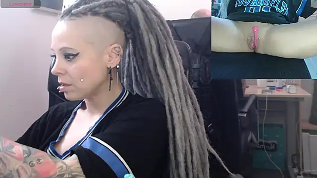 Snapshot of EdgesOfReality chatting on January 12, 2026, 11:17 am EdgesOfReality online show from January 12, 2026, 11:17 am