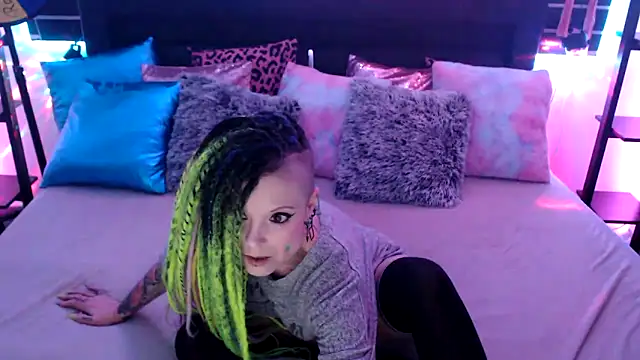 Snapshot of EdgesOfReality chatting on December 17, 2025, 10:37 pm EdgesOfReality online show from December 17, 2025, 10:37 pm