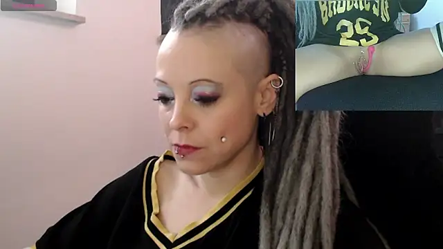 Snapshot of EdgesOfReality chatting on January 13, 2026, 9:57 am EdgesOfReality online show from January 13, 2026, 9:57 am