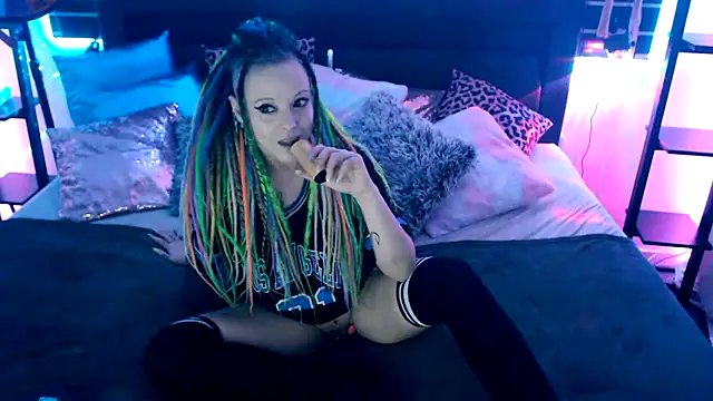 Snapshot of EdgesOfReality chatting on December 16, 2025, 8:13 pm EdgesOfReality online show from December 16, 2025, 8:13 pm