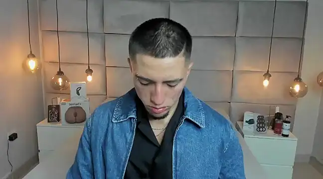 Snapshot of King_Dante_ chatting on February 12, 2025, 9:11 pm King Dante online show from February 12, 2025, 9:11 pm