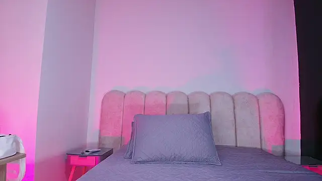 mia stanfort online show from November 22, 2025, 7:13 pm