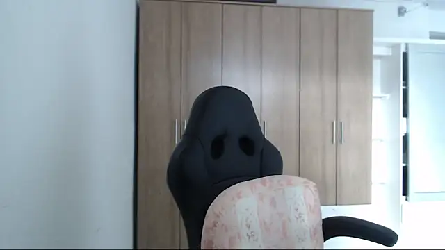 Snapshot of RoxanaLove9 chatting on November 25, 2025, 8:42 pm RoxanaLove9 online show from November 25, 2025, 8:42 pm