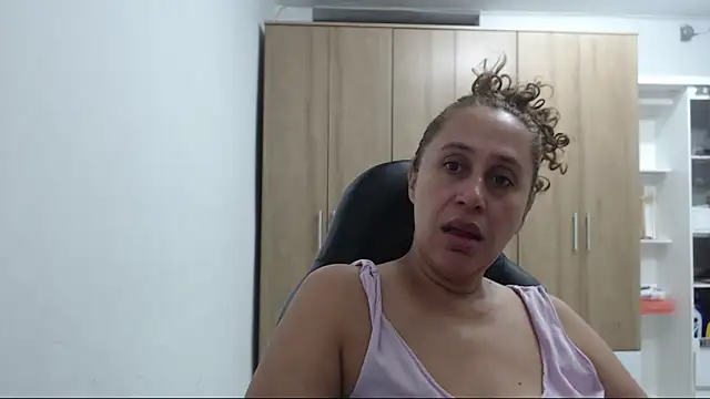 Snapshot of RoxanaLove9 chatting on April 26, 2026, 10:40 pm RoxanaLove9 online show from April 26, 2026, 10:40 pm