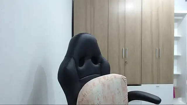 Snapshot of RoxanaLove9 chatting on November 18, 2025, 9:18 pm RoxanaLove9 online show from November 18, 2025, 9:18 pm