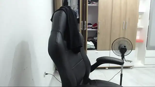 Snapshot of RoxanaLove9 chatting on March 5, 2026, 2:08 am RoxanaLove9 online show from March 5, 2026, 2:08 am