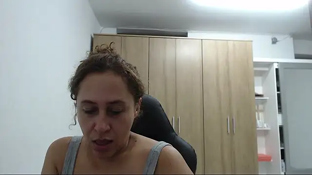 RoxanaLove9 online show from January 12, 2026, 12:39 am