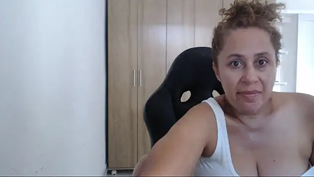 Snapshot of RoxanaLove9 chatting on May 3, 2026, 8:23 pm RoxanaLove9 online show from May 3, 2026, 8:23 pm