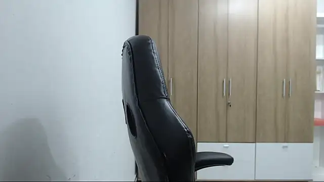 Snapshot of RoxanaLove9 chatting on April 9, 2026, 3:19 am RoxanaLove9 online show from April 9, 2026, 3:19 am