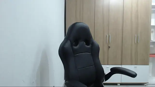 Snapshot of RoxanaLove9 chatting on March 31, 2026, 11:07 pm RoxanaLove9 online show from March 31, 2026, 11:07 pm