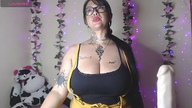 Snapshot of Saloome- chatting on May 5, 2026, 11:19 pm Saloome- online show from May 5, 2026, 11:19 pm