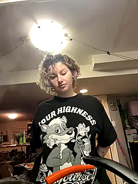 Snapshot of sluttysmiley chatting on December 17, 2025, 4:06 am sluttysmiley online show from December 17, 2025, 4:06 am