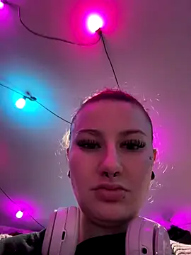 Snapshot of sluttysmiley chatting on December 22, 2025, 5:51 am sluttysmiley online show from December 22, 2025, 5:51 am