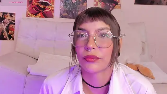 Luna-Chann online show from September 17, 2025, 9:06 pm