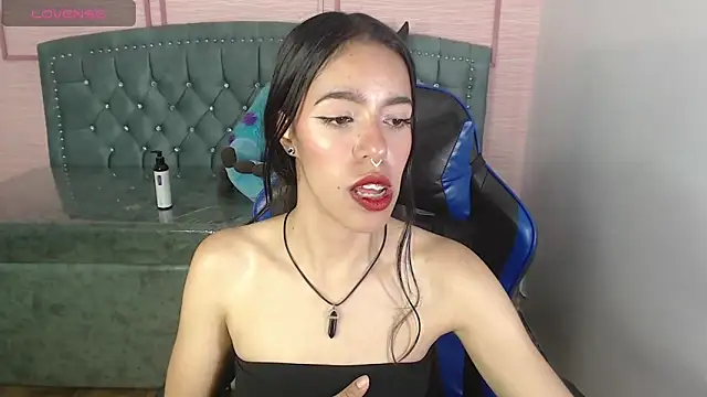 Snapshot of stephania_t chatting on February 19, 2025, 1:28 pm stephania t online show from February 19, 2025, 1:28 pm