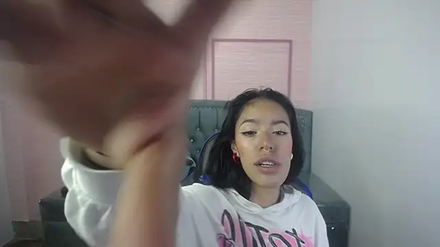 Snapshot of stephania_t chatting on March 8, 2025, 10:54 am stephania t online show from March 8, 2025, 10:54 am