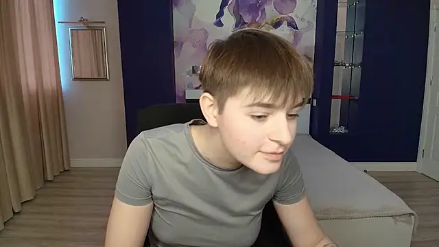 EmiliaYours online show from October 19, 2025, 1:14 pm