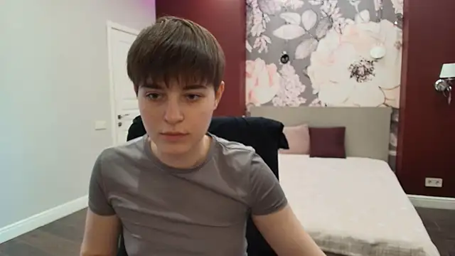 EmiliaYours online show from April 4, 2026, 2:01 pm