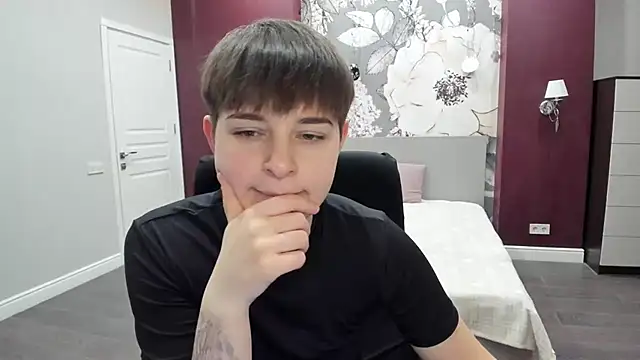 EmiliaYours online show from January 17, 2026, 3:48 pm