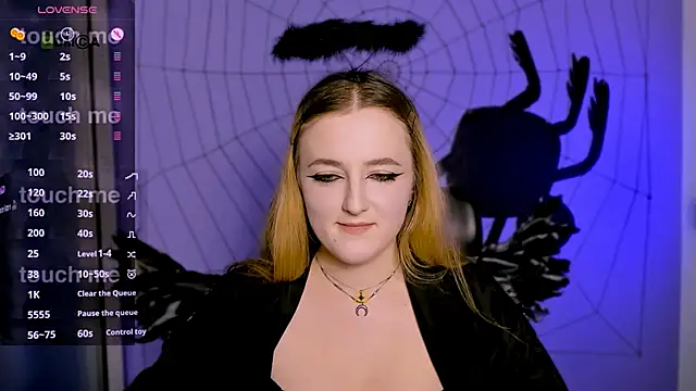 luna berryy online show from October 20, 2025, 7:14 pm