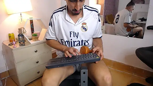 Sr Magnus  online show from October 15, 2025, 6:05 pm