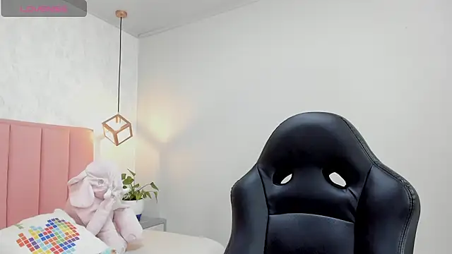 MAYROBERTSS online show from January 20, 2025, 12:28 pm