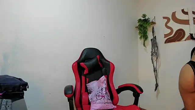 Snapshot of Caro_kitty- chatting on October 31, 2025, 12:24 pm Caro kitty- online show from October 31, 2025, 12:24 pm