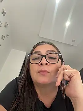 AntonellaAlondra4 online show from May 22, 2026, 6:06 pm