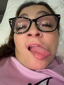 AntonellaAlondra4 online show from May 13, 2026, 3:57 am