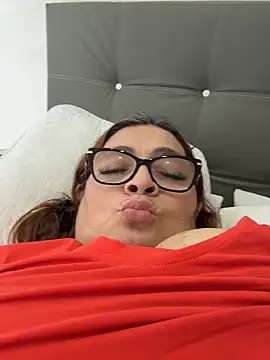 AntonellaAlondra4 online show from May 13, 2026, 4:03 pm