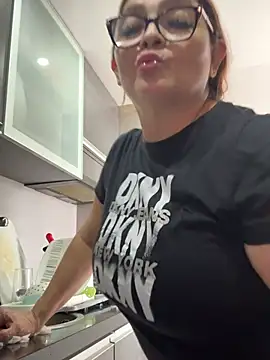 AntonellaAlondra4 online show from May 26, 2026, 1:31 pm