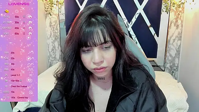 Snapshot of Violet_m chatting on December 11, 2024, 12:33 am Violet m online show from December 11, 2024, 12:33 am