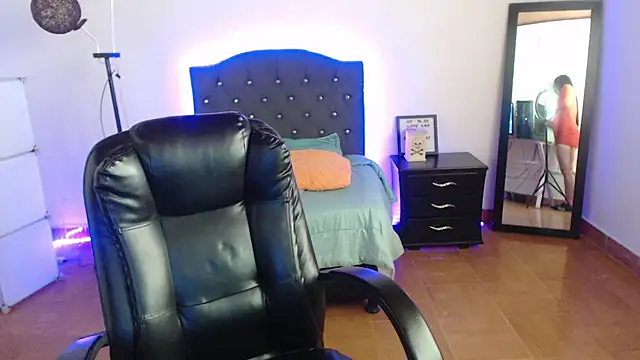  anne hot online show from December 5, 2024, 3:44 pm