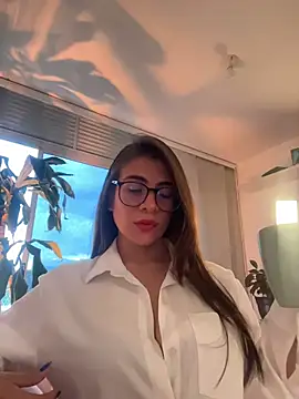 MariaIsabella8 online show from May 13, 2026, 10:39 pm