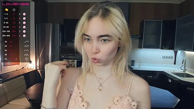 Snapshot of LinnBottrell chatting on February 21, 2025, 3:12 am LinnBottrell online show from February 21, 2025, 3:12 am