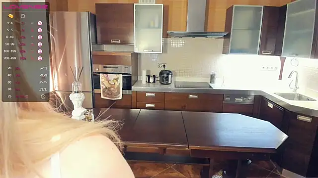 Snapshot of LinnBottrell chatting on February 20, 2025, 2:18 am LinnBottrell online show from February 20, 2025, 2:18 am