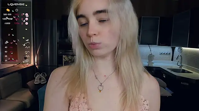 Snapshot of LinnBottrell chatting on March 12, 2025, 10:28 pm LinnBottrell online show from March 12, 2025, 10:28 pm