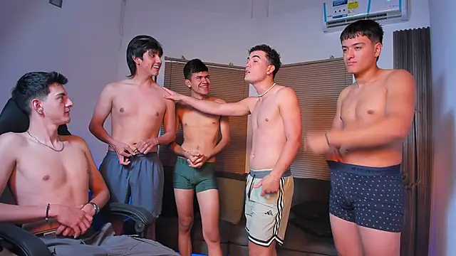 Snapshot of Sexy_BoysW chatting on March 11, 2025, 8:20 pm Sexy BoysW online show from March 11, 2025, 8:20 pm